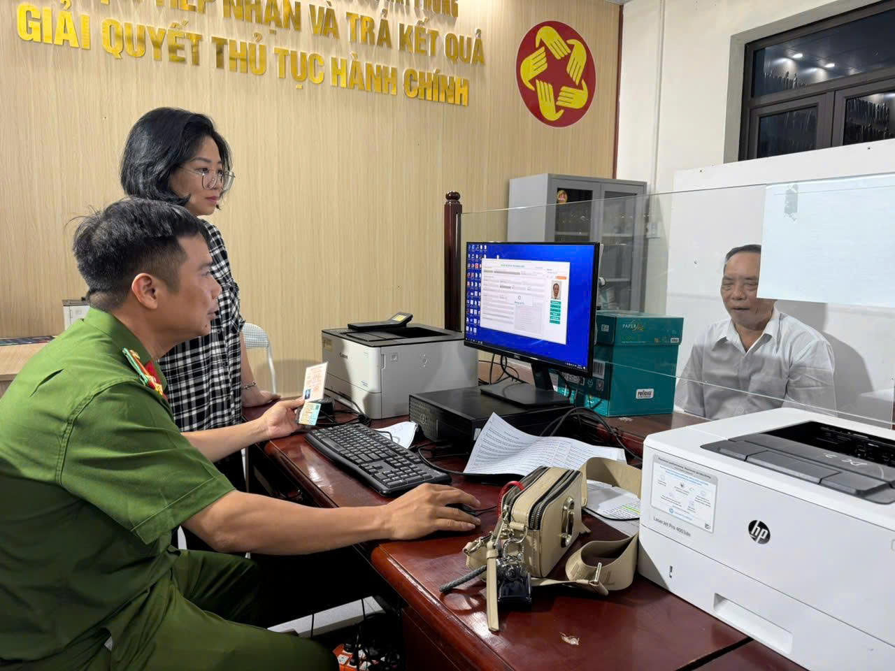 Đảng bộ phường Tân Hưng phấn đấu hoàn thành việc đổi thẻ Đảng viên trên nền tảng Cơ sở dữ liệu quốc gia về dân cư trước ngày 2/9/2025