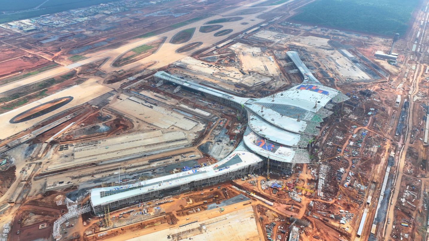 Gần 13.000 chuyên gia, kỹ sư, công nhân, người lao động cùng khoảng 3.000 thiết bị máy móc đã được huy động tối đa để đảm bảo tiến độ Gần 13.000 chuyên gia, kỹ sư, công nhân, người lao động cùng khoảng 3.000 thiết bị máy móc đã được huy động tối đa để đảm bảo tiến độ