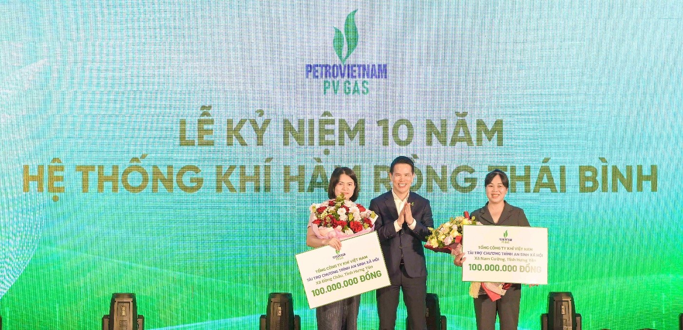 Tổng Giám đốc PV GAS trao hỗ trợ an sinh xã hội cho lãnh đạo xã Đồng Châu và xã Nam Cường