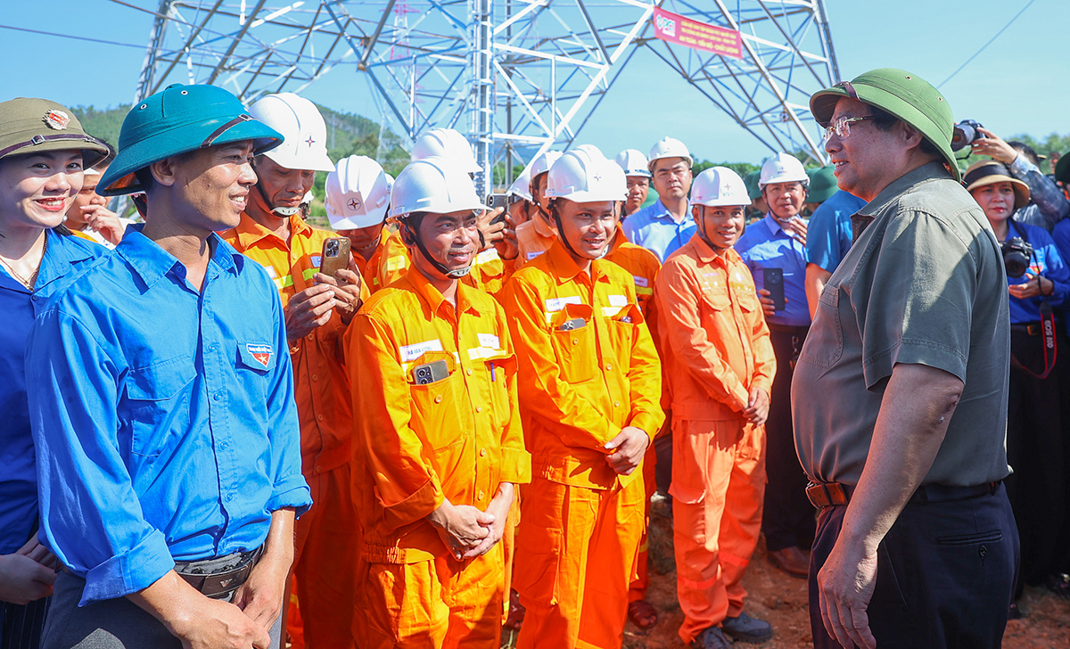 Thủ tướng Phạm Minh Chính thăm hỏi, động viên kỹ sư, công nhân các đơn vị tham gia dự án, trong đó có các kỹ sư, công nhân của EVNNPT Thủ tướng Phạm Minh Chính thăm hỏi, động viên kỹ sư, công nhân các đơn vị tham gia dự án, trong đó có các kỹ sư, công nhân của EVNNPT