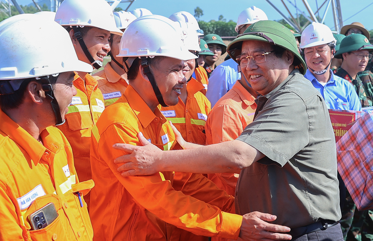 Thủ tướng Phạm Minh Chính thăm hỏi, động viên kỹ sư, công nhân EVNNPT tham gia hỗ trợ thi công dự án Thủ tướng Phạm Minh Chính thăm hỏi, động viên kỹ sư, công nhân EVNNPT tham gia hỗ trợ thi công dự án