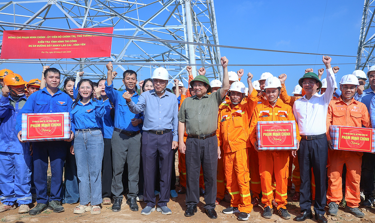 Thủ tướng Phạm Minh Chính động viên kỹ sư, công nhân EVNNPT tham gia hỗ trợ thi công Dự án đường dây 500kV Lào Cai – Vĩnh Yên