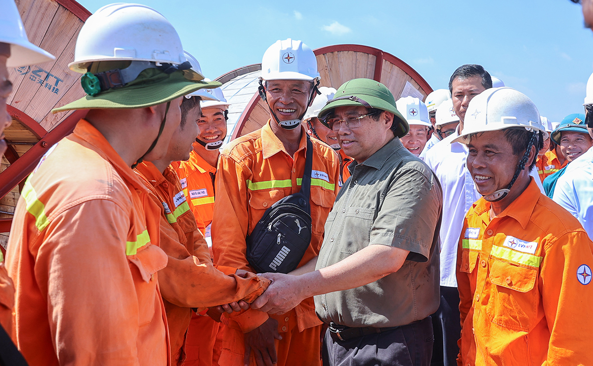 Thủ tướng Phạm Minh Chính thăm hỏi, động viên kỹ sư, công nhân EVNNPT tham gia hỗ trợ thi công dự án Thủ tướng Phạm Minh Chính thăm hỏi, động viên kỹ sư, công nhân EVNNPT tham gia hỗ trợ thi công dự án