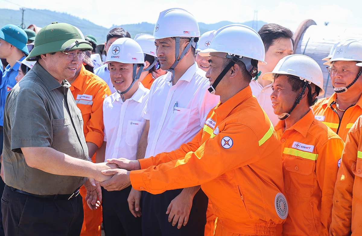 Thủ tướng Phạm Minh Chính thăm hỏi, động viên kỹ sư, công nhân EVNNPT tham gia hỗ trợ thi công dự án Thủ tướng Phạm Minh Chính thăm hỏi, động viên kỹ sư, công nhân EVNNPT tham gia hỗ trợ thi công dự án