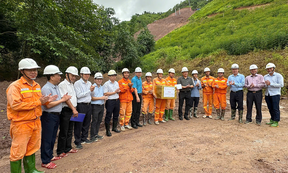 Tổng giám đốc EVN và Chủ tịch Công đoàn Điện lực Việt Nam động viên người lao động EVNNPT thi công Dự án đường dây 500kV Lào Cai – Vĩnh Yên