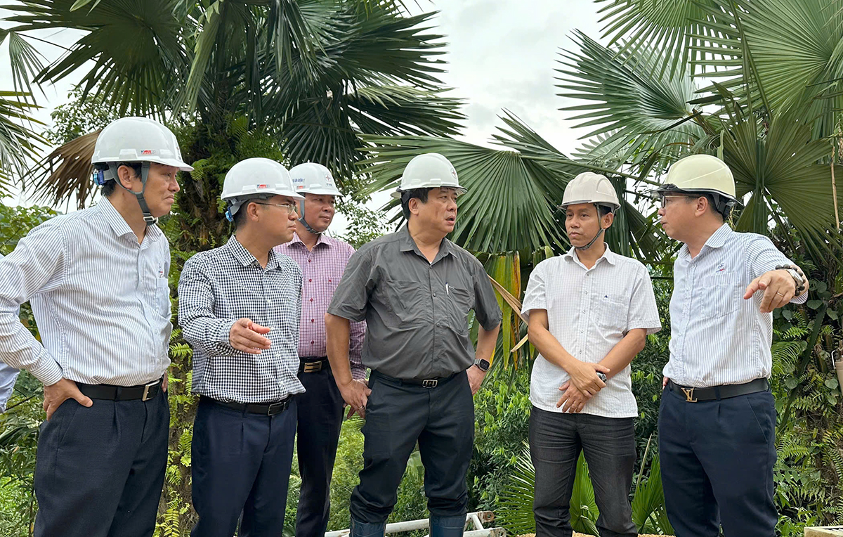 Tổng giám đốc EVN Nguyễn Anh Tuấn và đoàn công tác nghe lãnh đạo EVNNPT báo cáo về tình hình triển khai công việc tại hiện trường Tổng giám đốc EVN Nguyễn Anh Tuấn và đoàn công tác nghe lãnh đạo EVNNPT báo cáo về tình hình triển khai công việc tại hiện trường