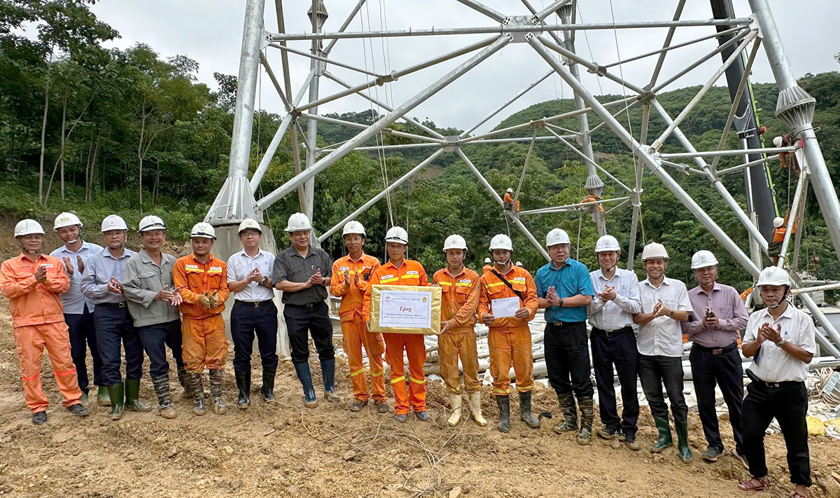 Tổng giám đốc EVN Nguyễn Anh Tuấn và Chủ tịch Công đoàn Điện lực Việt Nam tặng quà động viên người lao động Công ty Truyền tải điện 2 tham gia dựng cột vị trí 106 Đường dây 500kV Lào Cai – Vĩnh Yên Tổng giám đốc EVN Nguyễn Anh Tuấn và Chủ tịch Công đoàn Điện lực Việt Nam tặng quà động viên người lao động Công ty Truyền tải điện 2 tham gia dựng cột vị trí 106 Đường dây 500kV Lào Cai – Vĩnh Yên