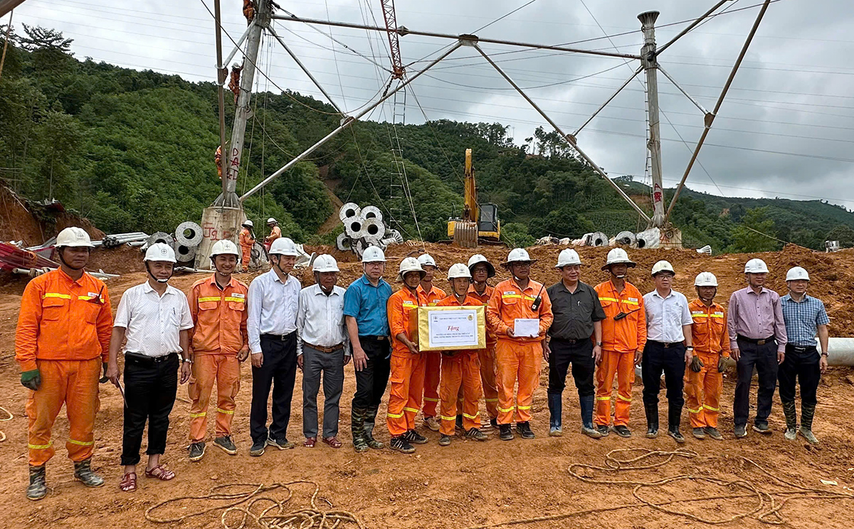 Tổng giám đốc EVN Nguyễn Anh Tuấn và Chủ tịch Công đoàn Điện lực Việt Nam tặng quà động viên người lao động Công ty Truyền tải điện 3 tham gia dựng cột vị trí 142 Đường dây 500kV Lào Cai – Vĩnh Yên Tổng giám đốc EVN Nguyễn Anh Tuấn và Chủ tịch Công đoàn Điện lực Việt Nam tặng quà động viên người lao động Công ty Truyền tải điện 3 tham gia dựng cột vị trí 142 Đường dây 500kV Lào Cai – Vĩnh Yên