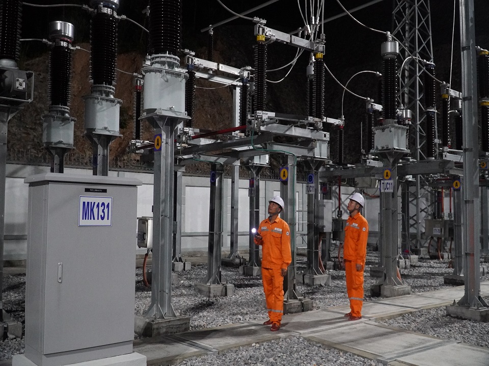 Tổ thao tác lưu động kiểm tra thông số kỹ thuật giờ cao điểm tại TBA 110 kV Yên Cư (TBA 110 kV thứ 21 của PC Quảng Ninh)