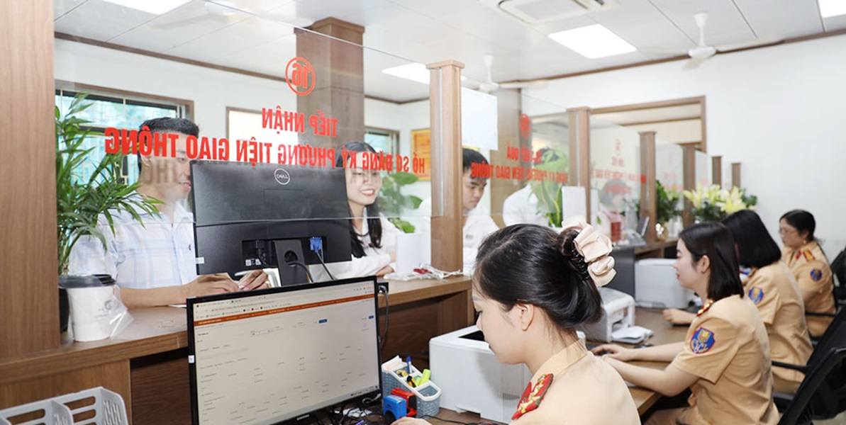 Người dân thuận lợi trong việc đi đăng ký xe Người dân thuận lợi trong việc đi đăng ký xe