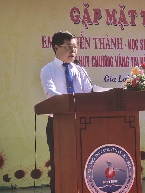 Hiệu trưởng Huỳnh Lê Minh giới thiệu về thành tích học tập của học sinh Lê Kiến Thành. Ảnh: VH