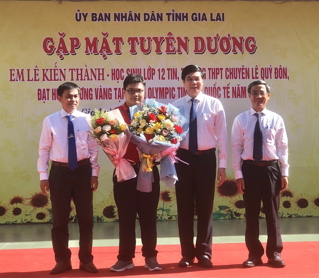 Ông Nguyễn Văn Thuý, Giám đốc Chi nhánh Vietcombank Gia Lai (bìa phải) trao thưởng cho em Lê Kiên Thành. Ảnh: Viết Hiền