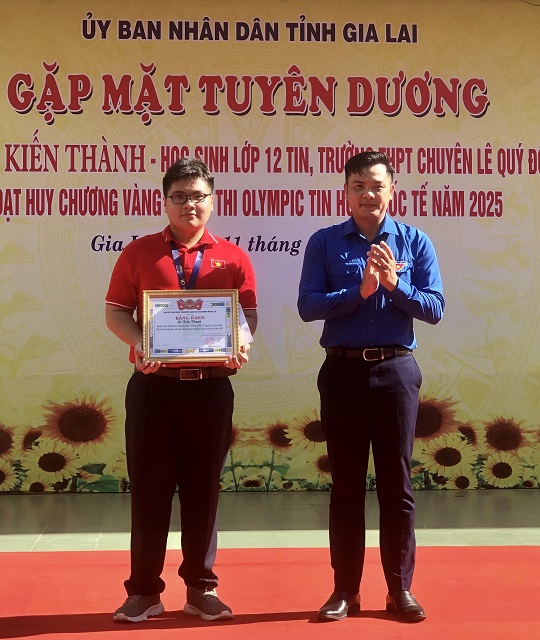 Đại diện Tỉnh Đoàn Gia Lai (bên phải) tặng Bằng khen cho em Lê Kiên Thành. Ảnh: VH