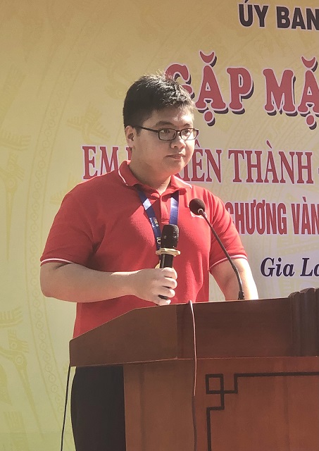 Học sinh Lê Kiên Thành phát biểu tại buổi lễ. Ảnh: Viết Hiền