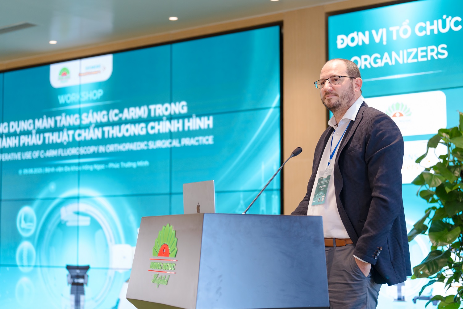 GS.TS.BS Dietmar Krappinger, Phó Giám đốc - Trung tâm Chấn thương Chỉnh hình, Đại học Y Innsbruck (Áo) phát biểu trong hội nghị