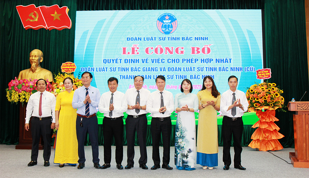Ban Chủ nhiệm l&acirc;m thời Đo&agrave;n Luật sư tỉnh Bắc Ninh ra mắt hội nghị.