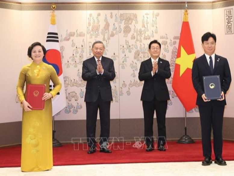 Tổng Bí thư Tô Lâm và Tổng thống Hàn Quốc Lee Jae Myung chứng kiến lễ trao Bản ghi nhớ về phái cử và tiếp nhận lao động sang làm việc tại Hàn Quốc theo chương trình EPS, ký giữa Bộ Nội vụ Việt Nam và Bộ Lao động và Việc làm Hàn Quốc - Ảnh: TTXVN