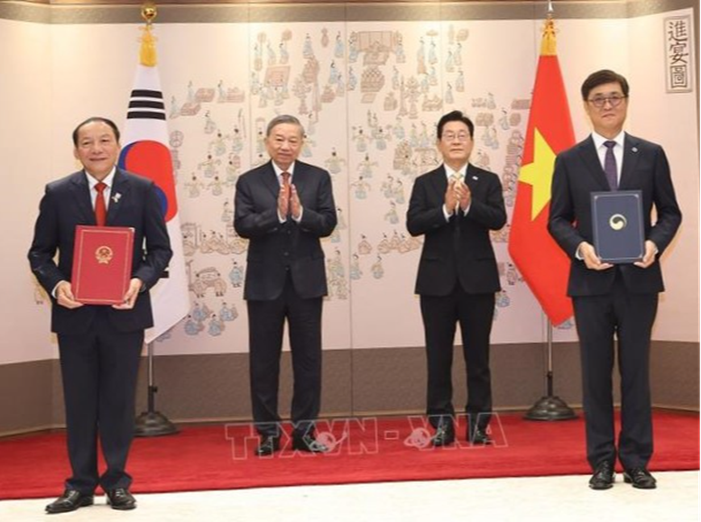 Tổng Bí thư Tô Lâm và Tổng thống Hàn Quốc Lee Jae Myung chứng kiến lễ trao Bản ghi nhớ hợp tác trong lĩnh vực hợp tác quyền tác giả, quyền liên quan giữa Bộ Văn hóa, Thể thao và Du lịch Việt Nam và Bộ Văn hóa, Thể thao và Du lịch Hàn Quốc - Ảnh: TTXVN