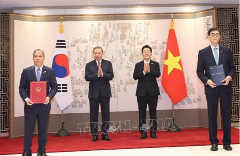 Tổng Bí thư Tô Lâm và Tổng thống Hàn Quốc Lee Jae Myung chứng kiến lễ trao Bản ghi nhớ giữa Ngân hàng nhà nước Việt Nam và Ngân hàng Trung ương Hàn Quốc về hợp tác và hỗ trợ kỹ thuật liên quan đến hoạt động Ngân hàng Trung ương - Ảnh: TTXVN