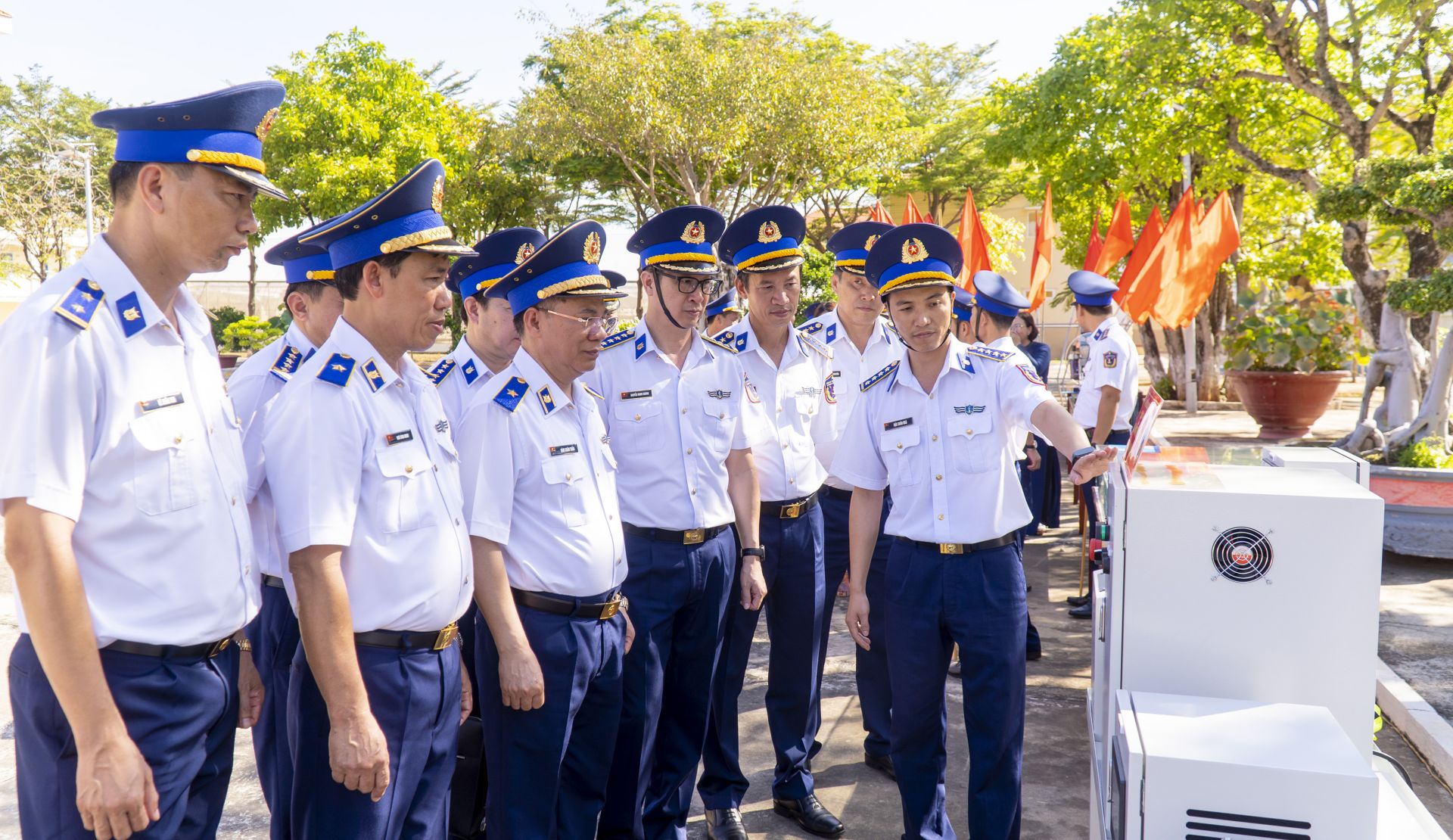 Các đại biểu tham quan hệ thống sáng kiến cải tiến kỹ thuật, mô hình học cụ, vật chất huấn luyện của các cơ quan, đơn vị Vùng Cảnh sát biển 3.