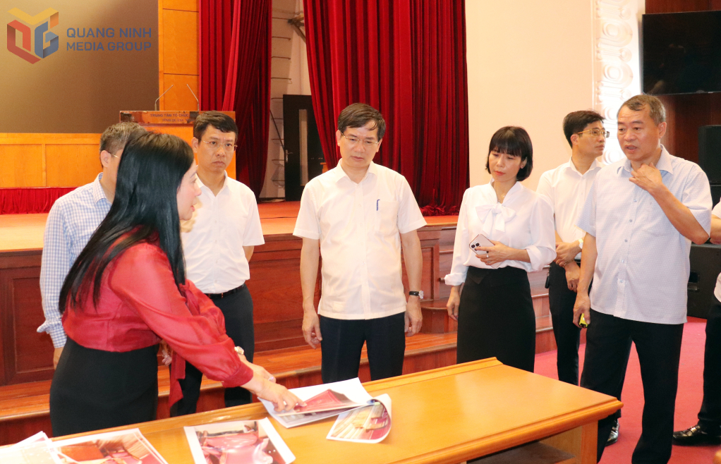 Tiểu ban Tuyên truyền - Khánh tiết kiểm tra phương án trang trí khánh tiết tại Trung tâm Tổ chức hội nghị tỉnh - nơi diễn ra đại hội. Tiểu ban Tuyên truyền - Khánh tiết kiểm tra phương án trang trí khánh tiết tại Trung tâm Tổ chức hội nghị tỉnh - nơi diễn ra đại hội.