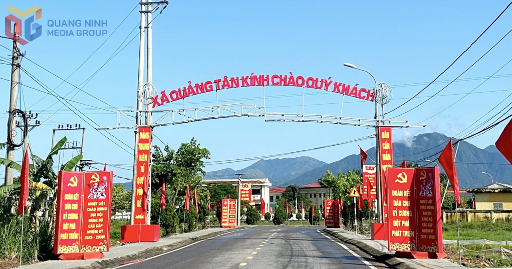 Các xã, phường, đặc khu đều đã triển khai treo băng zôn, khẩu hiệu chào mừng Đại hội đại biểu Đảng bộ tỉnh lần thứ XVI. Các xã, phường, đặc khu đều đã triển khai treo băng zôn, khẩu hiệu chào mừng Đại hội đại biểu Đảng bộ tỉnh lần thứ XVI.