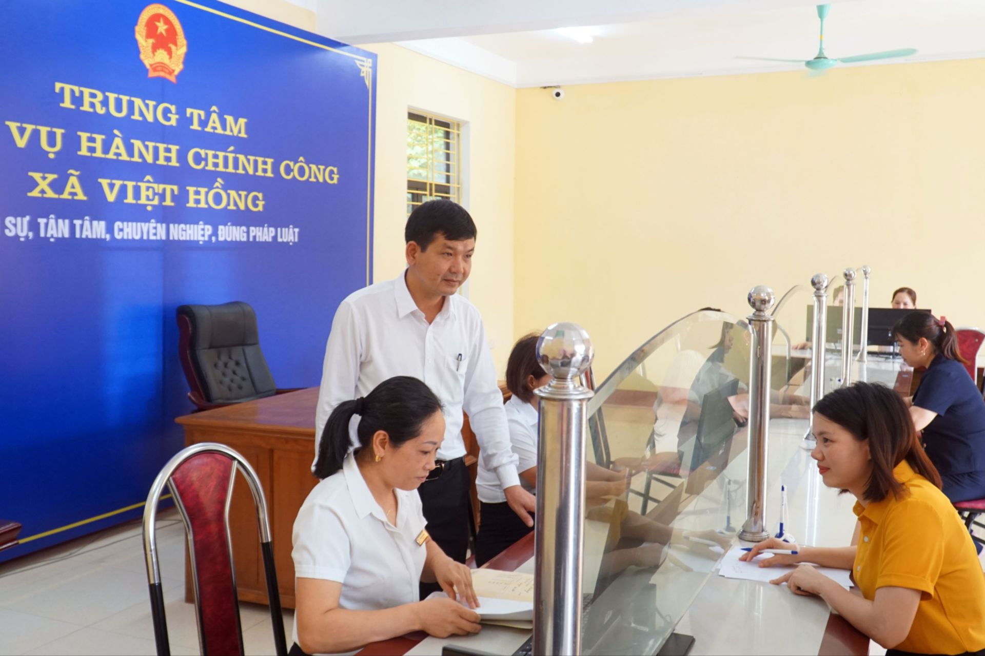 Người dân đến làm các thủ tục hành chính tại Trung tâm Phục vụ hành chính công xã Việt Hồng. Ảnh: Minh Huyền