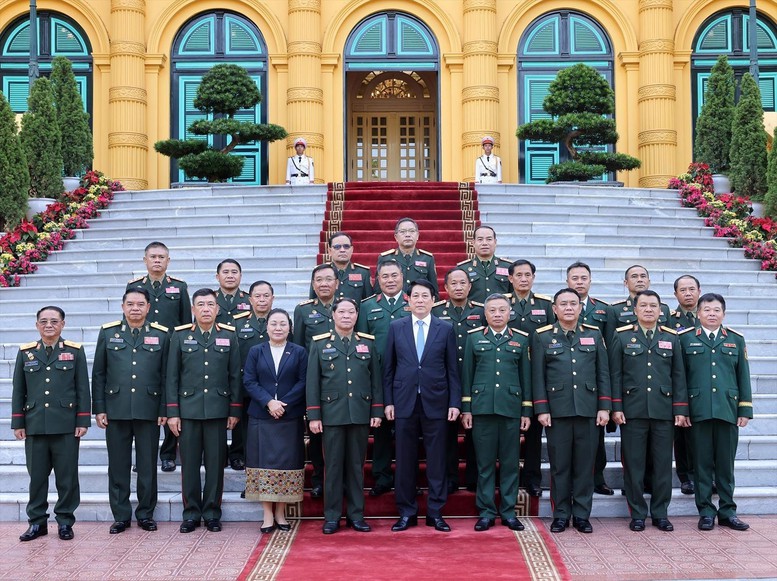 Chủ tịch nước Lương Cường với các đại biểu Tổng cục Chính trị Quân đội nhân dân Lào. Ảnh TTXVN Chủ tịch nước Lương Cường với các đại biểu Tổng cục Chính trị Quân đội nhân dân Lào. Ảnh TTXVN