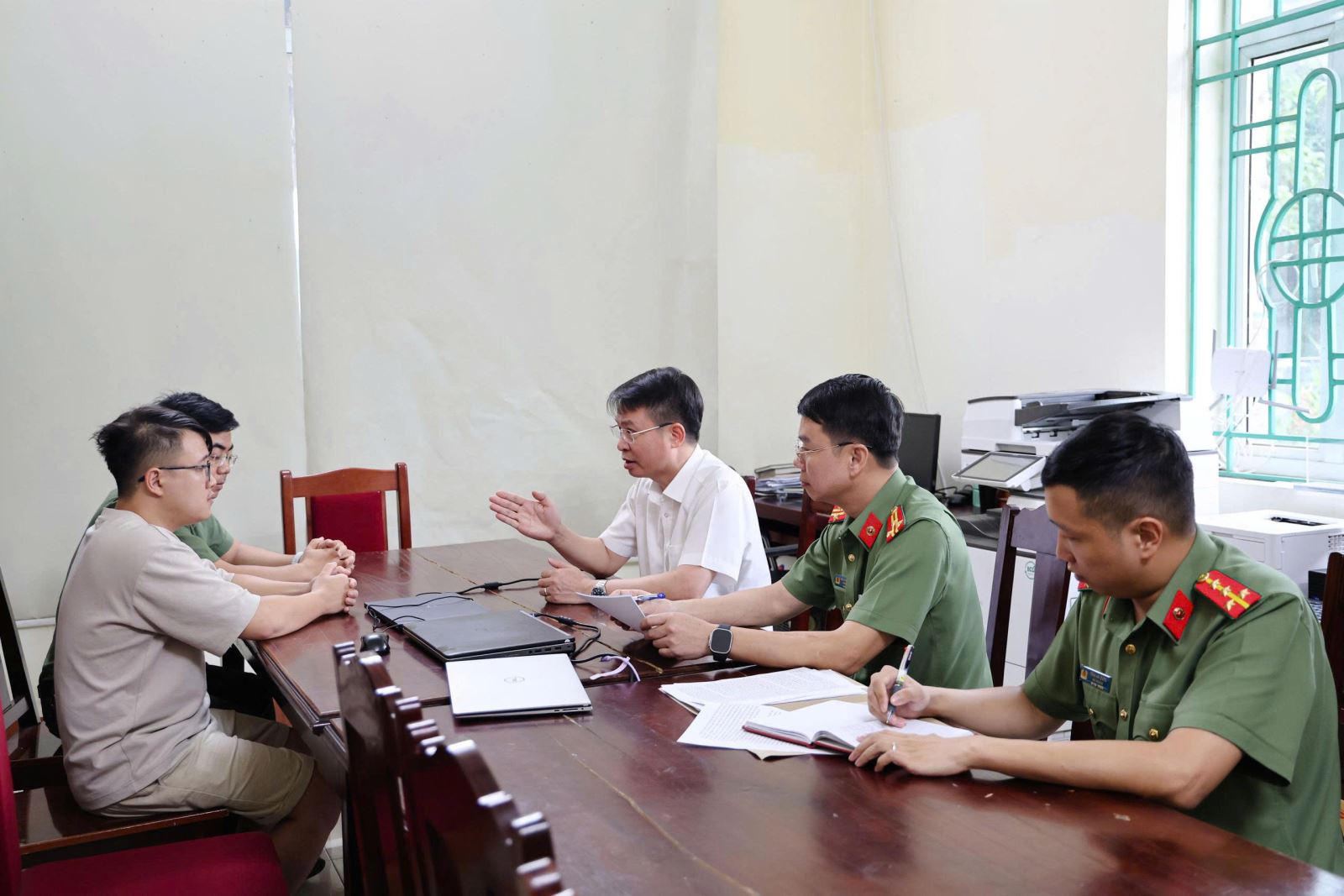 Thiếu tướng Nguyễn Minh Tuấn (áo trắng) trực tiếp xét hỏi các đối tượng trong vụ án.