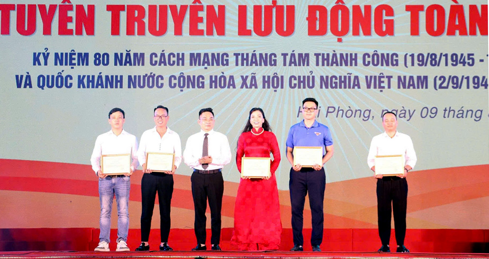 Ông Giáp Văn Cường, Phó Giám đốc Trung tâm Văn hóa và Xúc tiến Du lịch tỉnh Bắc Ninh (thứ 2 từ trái sang) thay mặt đơn vị nhận Giấy khen cho tập thể có thành tích xuất sắc tham gia hội thi. Ông Giáp Văn Cường, Phó Giám đốc Trung tâm Văn hóa và Xúc tiến Du lịch tỉnh Bắc Ninh (thứ 2 từ trái sang) thay mặt đơn vị nhận Giấy khen cho tập thể có thành tích xuất sắc tham gia hội thi.