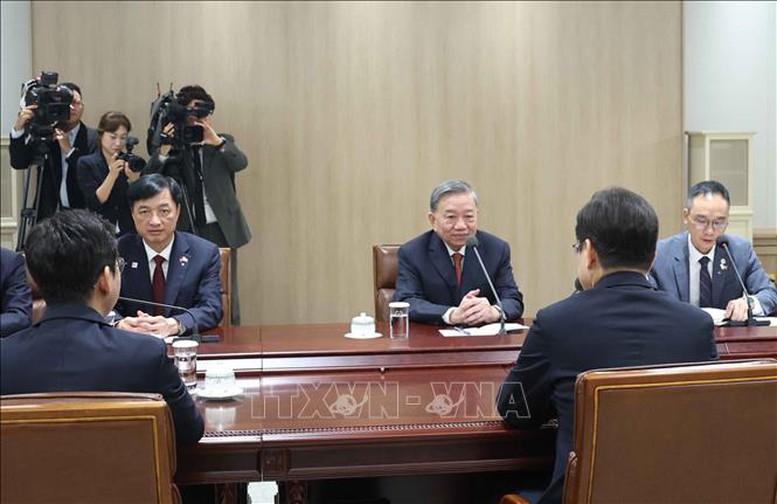 Tổng Bí thư Tô Lâm và Tổng thống Lee Jae Myung nhất trí tiếp tục củng cố vững chắc tin cậy chính trị, đẩy mạnh phối hợp trong các lĩnh vực trọng yếu; mở rộng hợp tác trên tất cả các kênh Đảng, Nhà nước, Chính phủ, Quốc hội, giao lưu nhân dân và mở rộng hợp tác song phương trên mọi lĩnh vực - Ảnh: TTXVN