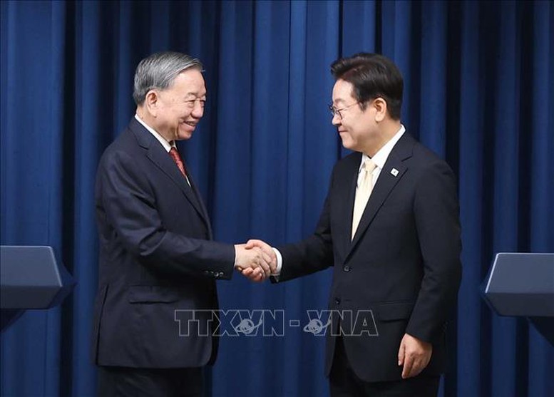Phát biểu tại cuộc gặp gỡ báo chí, Tổng thống Hàn Quốc Lee Jae Myung cho biết, chuyến thăm của Tổng Bí thư Tô Lâm và Phu nhân, cùng Đoàn đại biểu cấp cao Việt Nam đã góp phần làm sâu sắc quan hệ hợp tác giữa hai nước - Ảnh: TTXVN