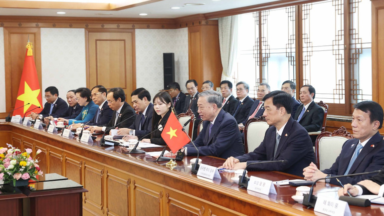 Tổng Bí thư Tô Lâm và Đoàn Việt Nam tại cuộc hội kiến Thủ tướng Hàn Quốc Kim Min Seok. (Ảnh: Thống Nhất/TTXVN)