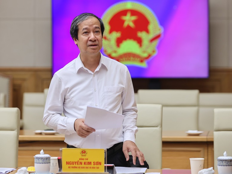 Bộ trưởng Bộ Giáo dục và Đào tạo Nguyễn Kim Sơn trình bày Nghị quyết về giáo dục đào tạo trình Bộ Chính trị - Ảnh: VGP/Nhật Bắc