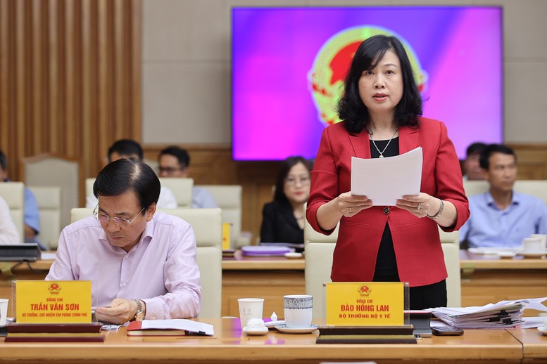 Bộ trưởng Bộ Y tế Đào Hồng Lan trình bày nội dung Nghị quyết về y tế trình Bộ Chính trị - Ảnh: VGP/Nhật Bắc