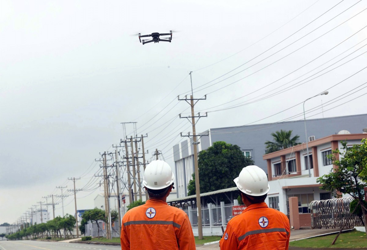 Công nhân EVNSPC ứng dụng thiết bị bay không người lái kiểm tra lưới điện