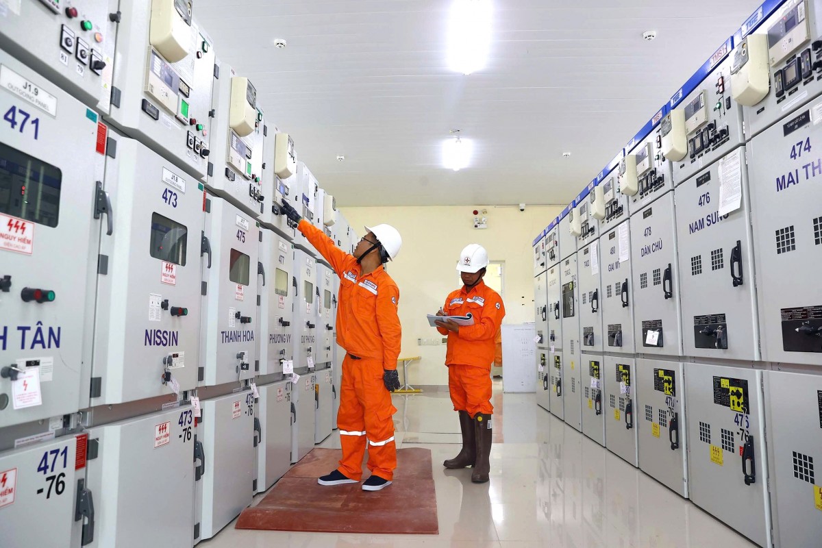 Tăng cường thi công hotline, giảm tối đa thời gian gián đoạn cung cấp điện cho khách hàng