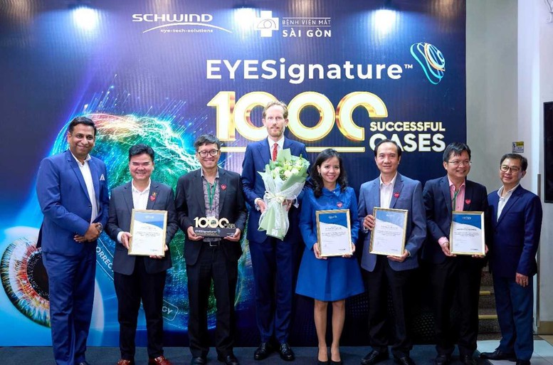 SCHWIND trao tặng Kỷ niệm chương ghi nhận cột mốc 1.000 lượt điều trị EYESignature™ thành công và chứng nhận Chuyên gia Phẫu thuật khúc xạ cá nhân hóa cho đội ngũ bác sĩ Mắt Sài Gòn - Nguồn: Bệnh viện Mắt Sài Gòn SCHWIND trao tặng Kỷ niệm chương ghi nhận cột mốc 1.000 lượt điều trị EYESignature™ thành công và chứng nhận Chuyên gia Phẫu thuật khúc xạ cá nhân hóa cho đội ngũ bác sĩ Mắt Sài Gòn - Nguồn: Bệnh viện Mắt Sài Gòn