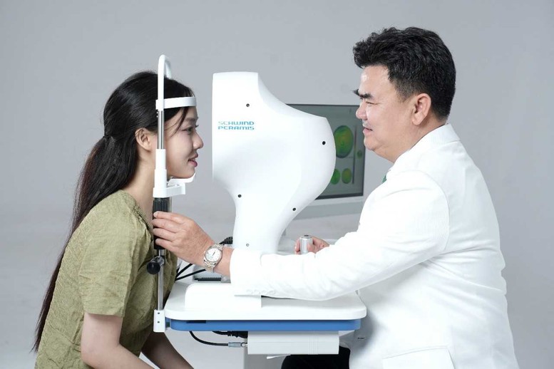 BSCKII. Trương Công Minh, Chủ tịch Hội Phẫu thuật khúc xạ hệ thống Mắt Sài Gòn chụp bản đồ giác mạc 3D cho bệnh nhân bằng công nghệ wavefront (mặt sóng) hiện đại trên thiết bị SCHWIND - Nguồn: Bệnh viện Mắt Sài Gòn BSCKII. Trương Công Minh, Chủ tịch Hội Phẫu thuật khúc xạ hệ thống Mắt Sài Gòn chụp bản đồ giác mạc 3D cho bệnh nhân bằng công nghệ wavefront (mặt sóng) hiện đại trên thiết bị SCHWIND - Nguồn: Bệnh viện Mắt Sài Gòn