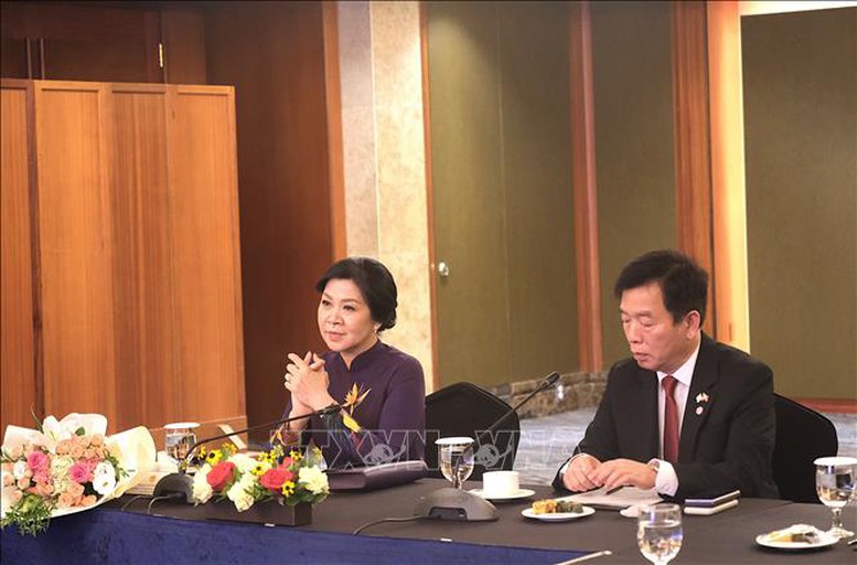 Phu nhân Ngô Phương Ly và Đại sứ Việt Nam tại Hàn Quốc - Vũ Hồ tại cuộc gặp - Ảnh: TTXVN