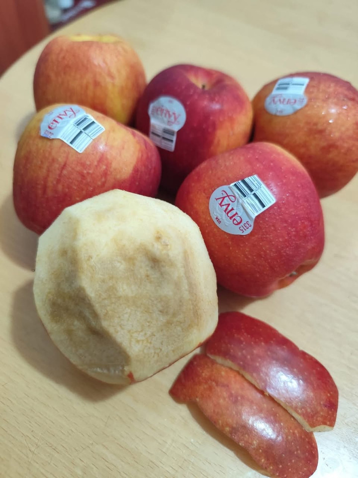 Táo bên ngoài tươi rói, bên trong bị thâm, thối Táo bên ngoài tươi rói, bên trong bị thâm, thối