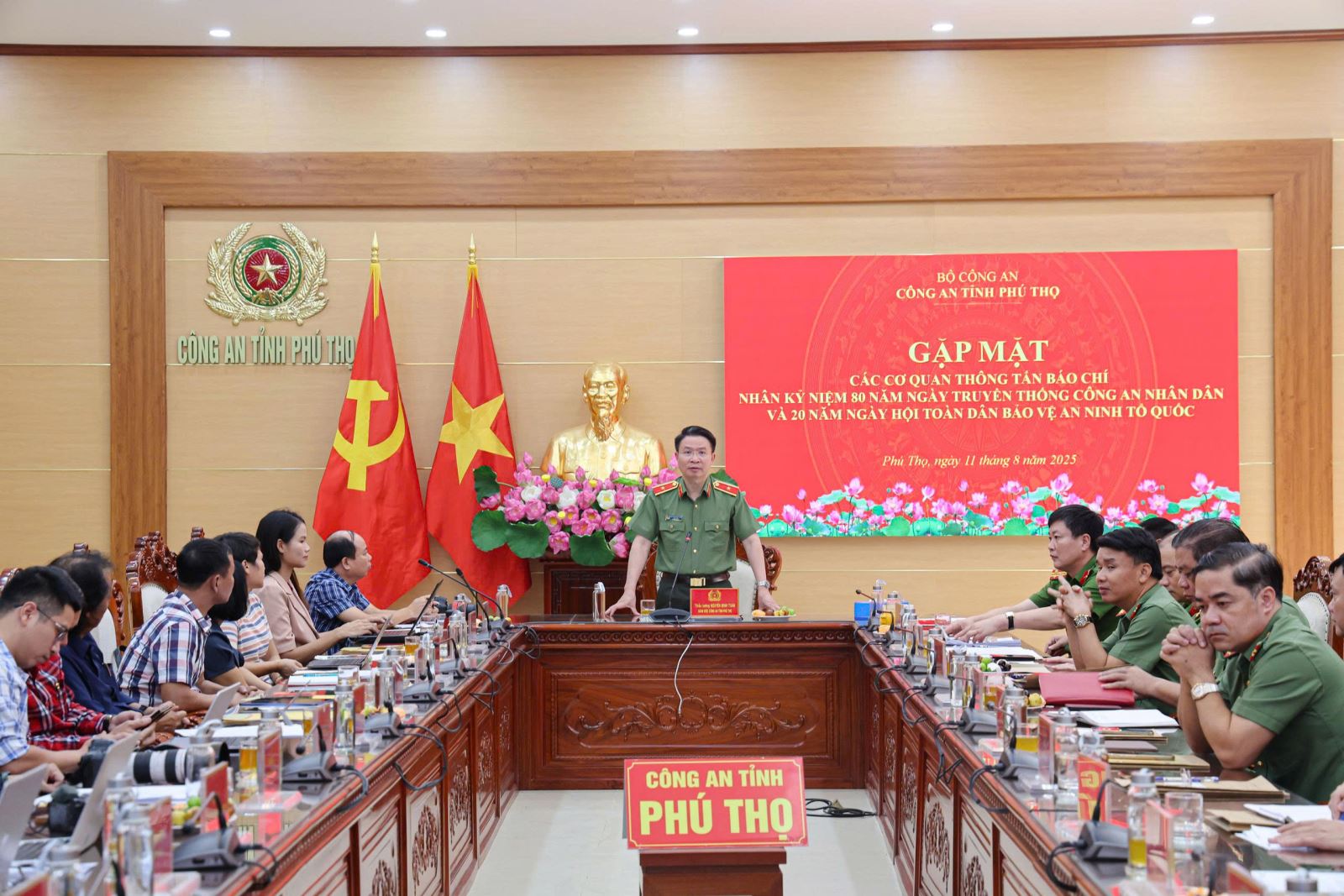 Thiếu tướng Nguyễn Minh Tuấn, Giám đốc Công an tỉnh Phú Thọ, thông tin tại buổi gặp mặt.