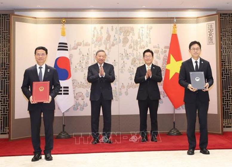 Tổng Bí thư Tô Lâm và Tổng thống Hàn Quốc Lee Jae Myung chứng kiến lễ trao Bản ghi nhớ giữa Bộ Khoa học và Công nghệ Việt Nam với Bộ Khoa học, Công nghệ Thông tin và Truyền thông Hàn Quốc về hợp tác khoa học công nghệ - Ảnh: TTXVN