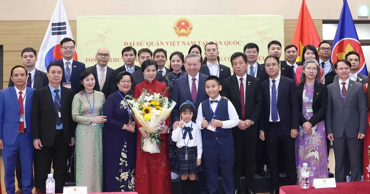 Tổng Bí thư Tô Lâm thăm Đại sứ quán và gặp gỡ cộng đồng người Việt Nam tại Hàn Quốc