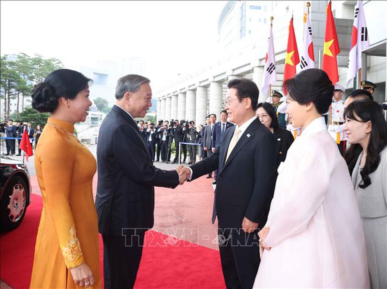 Tổng thống Hàn Quốc Lee Jae Myung và Phu nhân đón Tổng Bí thư và Phu nhân Ngô Phương Ly tại nơi đỗ xe - Ảnh: TTXVN.
