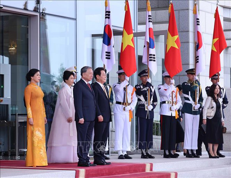 Chuyến thăm cấp Nhà nước tới Hàn Quốc lần này của Tổng Bí thư Tô Lâm thể hiện rõ nét hơn đường lối đối ngoại độc lập, tự chủ, đa phương hóa, đa dạng hóa, chủ động, tích cực hội nhập quốc tế toàn diện, sâu rộng, hiệu quả và cũng là hoạt động đối ngoại quan trọng nhằm đẩy mạnh việc thực hiện Nghị quyết số 59 của Bộ Chính trị về hội nhập quốc tế trong tình hình mới - Ảnh: TTXVN