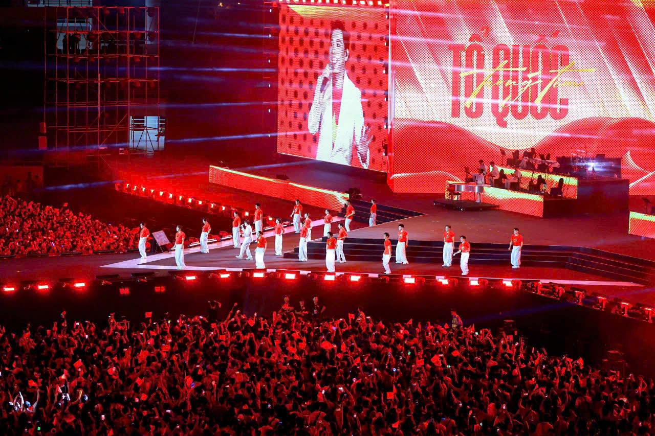 Minh Beta trình diễn mở màn Concert Quốc gia “Tổ Quốc Trong Tim”, chương trình nghệ thuật chính luận do Báo Nhân Dân, Ủy ban nhân dân thành phố Hà Nội phối hợp tổ chức nhân dịp lễ kỷ niệm 80 năm Cách mạng Tháng Tám và Quốc khánh 2/9