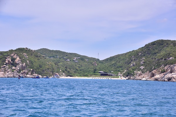 Bãi tắm trong vịnh Vĩnh Hy