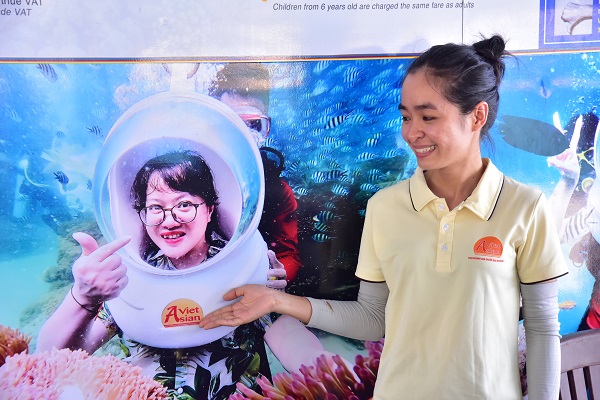 Thăm Trung tâm “Đi bộ dưới biển” (Sea Walker)