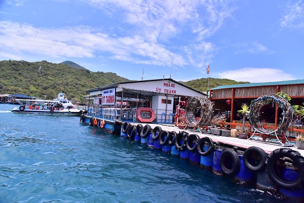 Tham quan khu nhà hàng nổi tại Bãi Cóc Ngoài